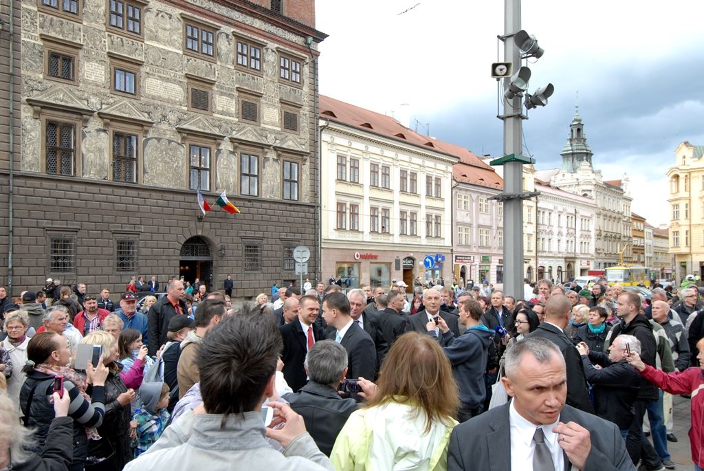 Na radnici zavítal prezident Miloš Zeman 14.5.2014 v odpoledních hodinách v doprovodu hejtmana Václava Šlajse a primátora Martina Baxy. „V Plzni jsem byl mnohokrát, ale zvláště vzpomínám na 6. květen 1990, kdy Plzeň oslavovala osvobození americkou armádou, ne sovětskou, jak se do té doby tvrdilo. Když vládla porevoluční atmosféra, věřili lidé v krásnou budoucnost, ale ta zešedla. A je to vina nás všech, mne nevyjímaje. Musíme udělat vše pro rozjasnění budoucnosti prostřednictvím, jak já říkám, ostrovů pozitivní deviace. Plzeňský kraj je jedním z nich. Rozvíjejme tyto ostrovy a snažme se kriticky upozorňovat na to, co se nám nelíbí,“ řekl mimo jiné ve svém úvodním slově prezident.