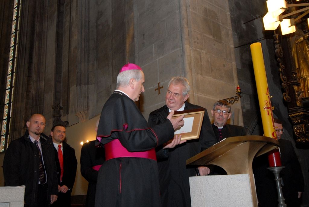 Na radnici zavítal prezident Miloš Zeman 14.5.2014 v odpoledních hodinách v doprovodu hejtmana Václava Šlajse a primátora Martina Baxy. „V Plzni jsem byl mnohokrát, ale zvláště vzpomínám na 6. květen 1990, kdy Plzeň oslavovala osvobození americkou armádou, ne sovětskou, jak se do té doby tvrdilo. Když vládla porevoluční atmosféra, věřili lidé v krásnou budoucnost, ale ta zešedla. A je to vina nás všech, mne nevyjímaje. Musíme udělat vše pro rozjasnění budoucnosti prostřednictvím, jak já říkám, ostrovů pozitivní deviace. Plzeňský kraj je jedním z nich. Rozvíjejme tyto ostrovy a snažme se kriticky upozorňovat na to, co se nám nelíbí,“ řekl mimo jiné ve svém úvodním slově prezident.