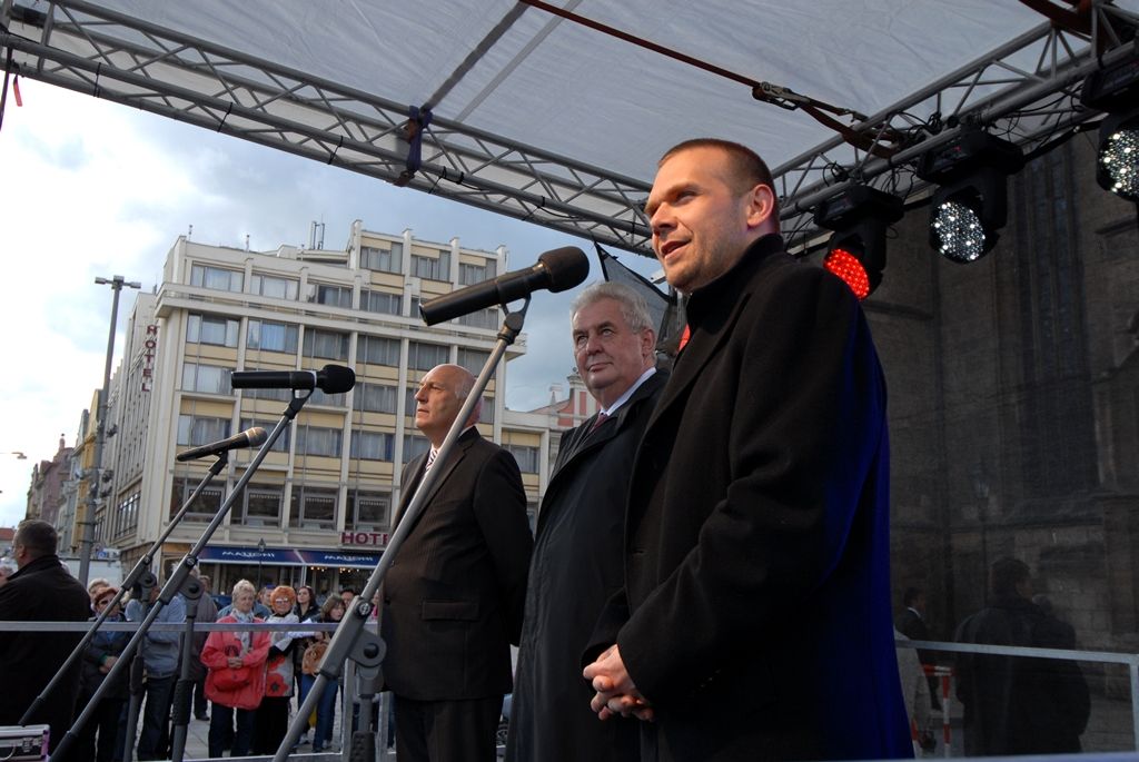 Na radnici zavítal prezident Miloš Zeman 14.5.2014 v odpoledních hodinách v doprovodu hejtmana Václava Šlajse a primátora Martina Baxy. „V Plzni jsem byl mnohokrát, ale zvláště vzpomínám na 6. květen 1990, kdy Plzeň oslavovala osvobození americkou armádou, ne sovětskou, jak se do té doby tvrdilo. Když vládla porevoluční atmosféra, věřili lidé v krásnou budoucnost, ale ta zešedla. A je to vina nás všech, mne nevyjímaje. Musíme udělat vše pro rozjasnění budoucnosti prostřednictvím, jak já říkám, ostrovů pozitivní deviace. Plzeňský kraj je jedním z nich. Rozvíjejme tyto ostrovy a snažme se kriticky upozorňovat na to, co se nám nelíbí,“ řekl mimo jiné ve svém úvodním slově prezident.