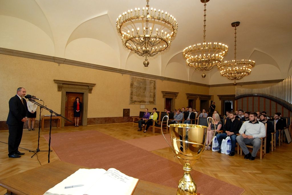 Vyobrazení městské pečeti jako poděkování města za úspěšnou reprezentaci z rukou náměstka primátora Martina Zrzaveckého a radní pro sport Ireny Rottové převzali trenér Martin Šetlík, místopředseda klubu Martin Šafránek a kapitán Radek Motlík. (foto: 19.5.2014)
