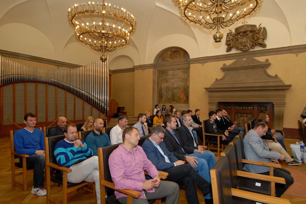 Vyobrazení městské pečeti jako poděkování města za úspěšnou reprezentaci z rukou náměstka primátora Martina Zrzaveckého a radní pro sport Ireny Rottové převzali trenér Martin Šetlík, místopředseda klubu Martin Šafránek a kapitán Radek Motlík. (foto: 19.5.2014)