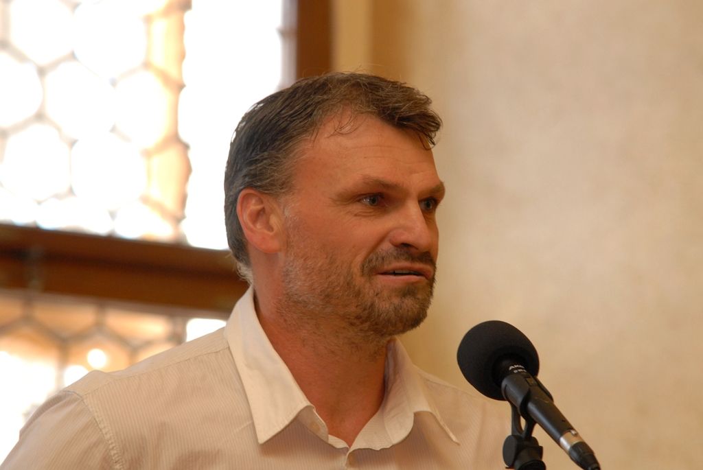 Vyobrazení městské pečeti jako poděkování města za úspěšnou reprezentaci z rukou náměstka primátora Martina Zrzaveckého a radní pro sport Ireny Rottové převzali trenér Martin Šetlík, místopředseda klubu Martin Šafránek a kapitán Radek Motlík. (foto: 19.5.2014)