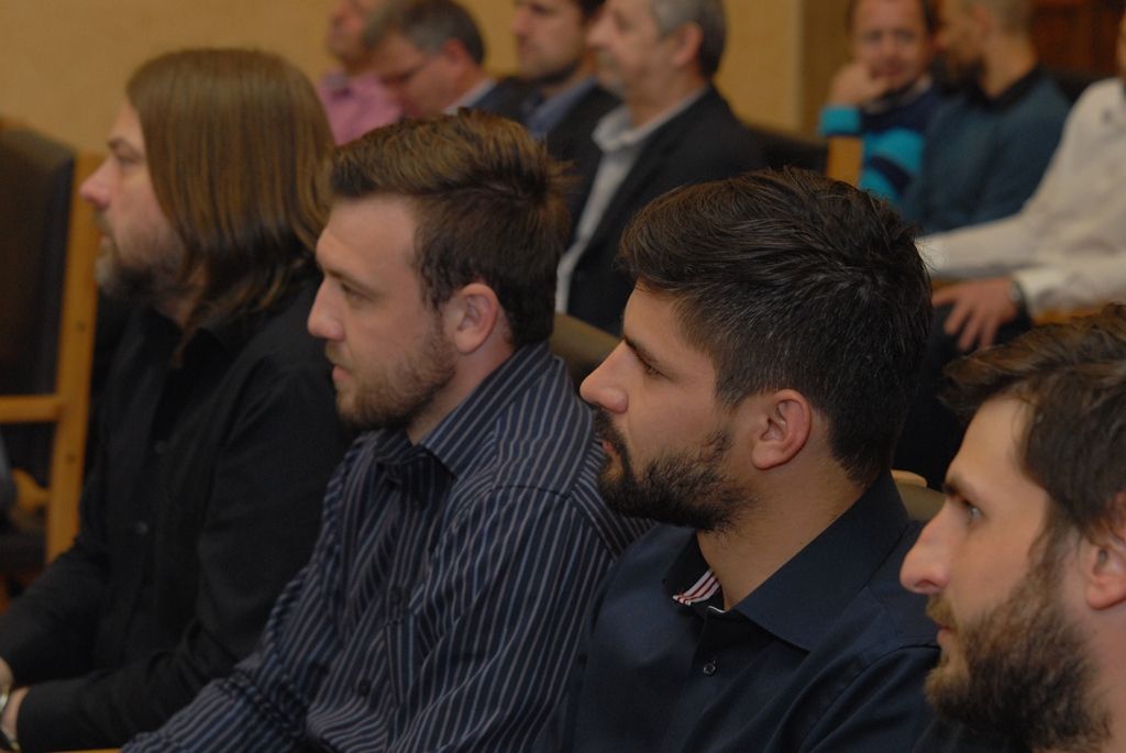 Vyobrazení městské pečeti jako poděkování města za úspěšnou reprezentaci z rukou náměstka primátora Martina Zrzaveckého a radní pro sport Ireny Rottové převzali trenér Martin Šetlík, místopředseda klubu Martin Šafránek a kapitán Radek Motlík. (foto: 19.5.2014)