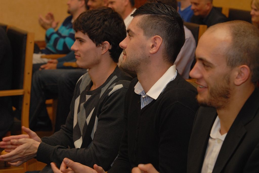 Vyobrazení městské pečeti jako poděkování města za úspěšnou reprezentaci z rukou náměstka primátora Martina Zrzaveckého a radní pro sport Ireny Rottové převzali trenér Martin Šetlík, místopředseda klubu Martin Šafránek a kapitán Radek Motlík. (foto: 19.5.2014)