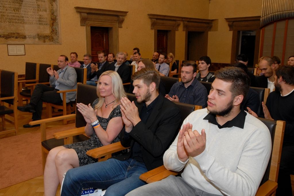 Vyobrazení městské pečeti jako poděkování města za úspěšnou reprezentaci z rukou náměstka primátora Martina Zrzaveckého a radní pro sport Ireny Rottové převzali trenér Martin Šetlík, místopředseda klubu Martin Šafránek a kapitán Radek Motlík. (foto: 19.5.2014)