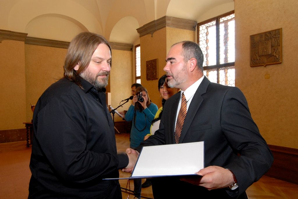 Vyobrazení městské pečeti jako poděkování města za úspěšnou reprezentaci z rukou náměstka primátora Martina Zrzaveckého a radní pro sport Ireny Rottové převzali trenér Martin Šetlík, místopředseda klubu Martin Šafránek a kapitán Radek Motlík. (foto: 19.5.2014)