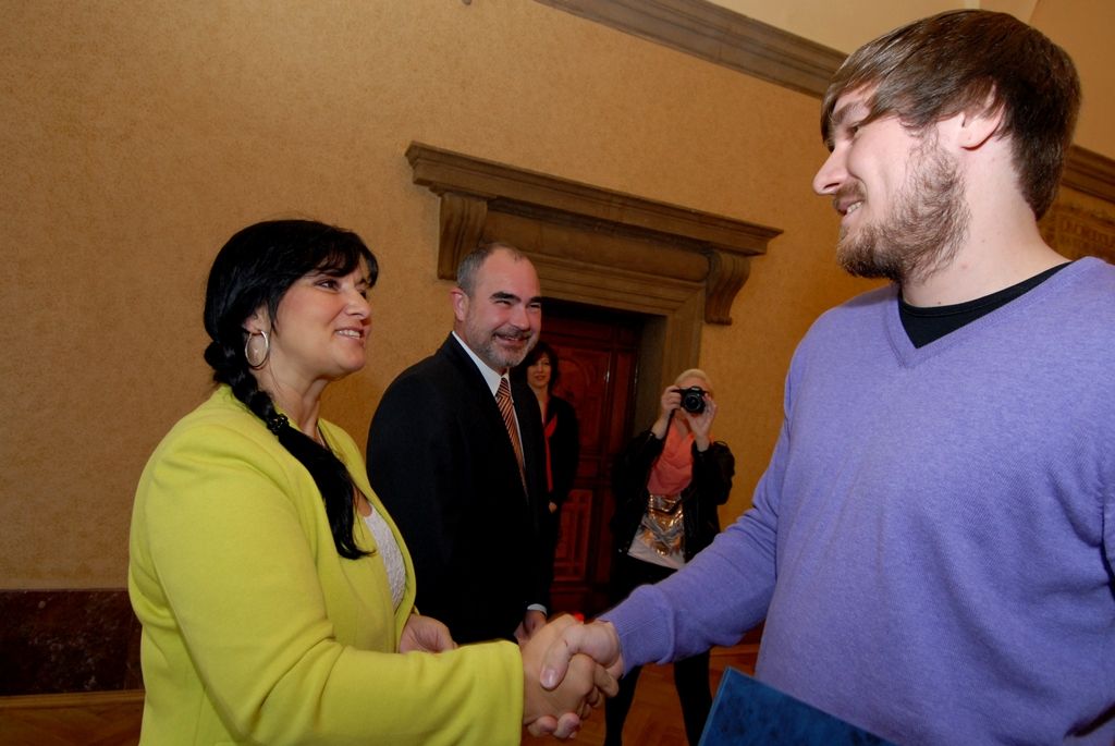Vyobrazení městské pečeti jako poděkování města za úspěšnou reprezentaci z rukou náměstka primátora Martina Zrzaveckého a radní pro sport Ireny Rottové převzali trenér Martin Šetlík, místopředseda klubu Martin Šafránek a kapitán Radek Motlík. (foto: 19.5.2014)
