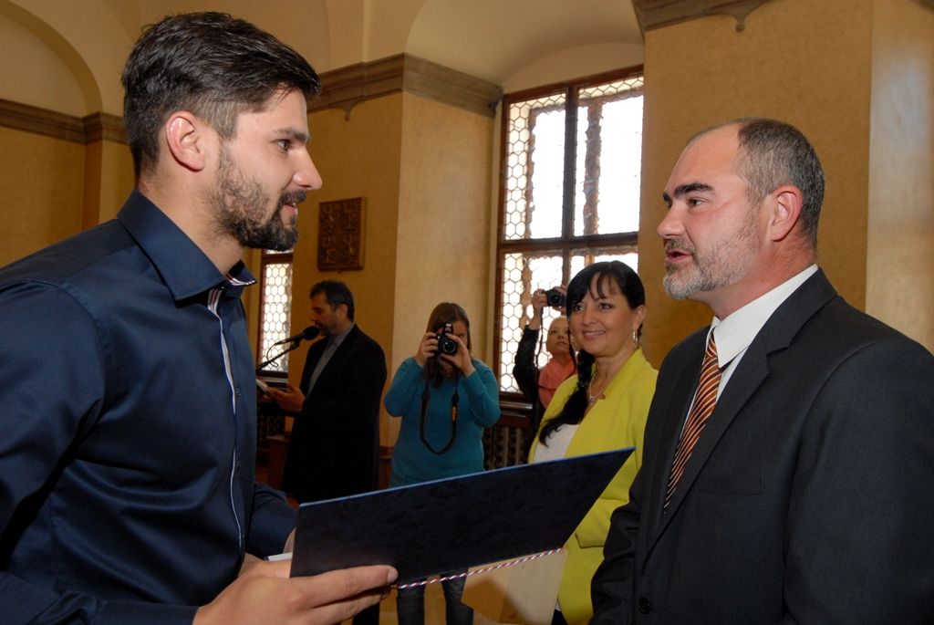 Vyobrazení městské pečeti jako poděkování města za úspěšnou reprezentaci z rukou náměstka primátora Martina Zrzaveckého a radní pro sport Ireny Rottové převzali trenér Martin Šetlík, místopředseda klubu Martin Šafránek a kapitán Radek Motlík. (foto: 19.5.2014)