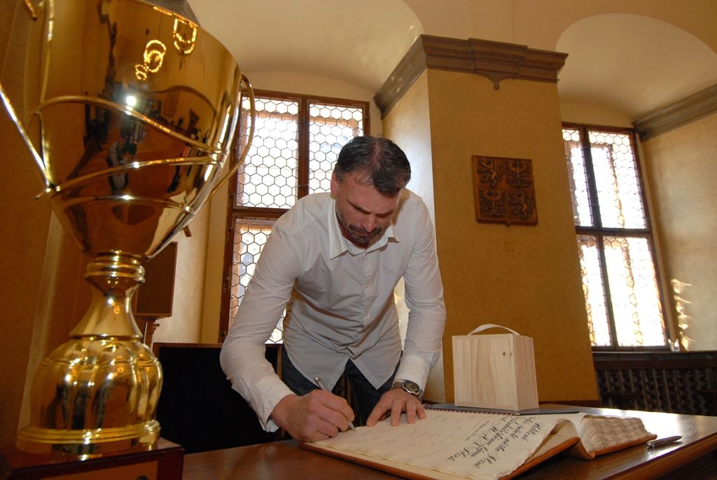 Vyobrazení městské pečeti jako poděkování města za úspěšnou reprezentaci z rukou náměstka primátora Martina Zrzaveckého a radní pro sport Ireny Rottové převzali trenér Martin Šetlík, místopředseda klubu Martin Šafránek a kapitán Radek Motlík. (foto: 19.5.2014)