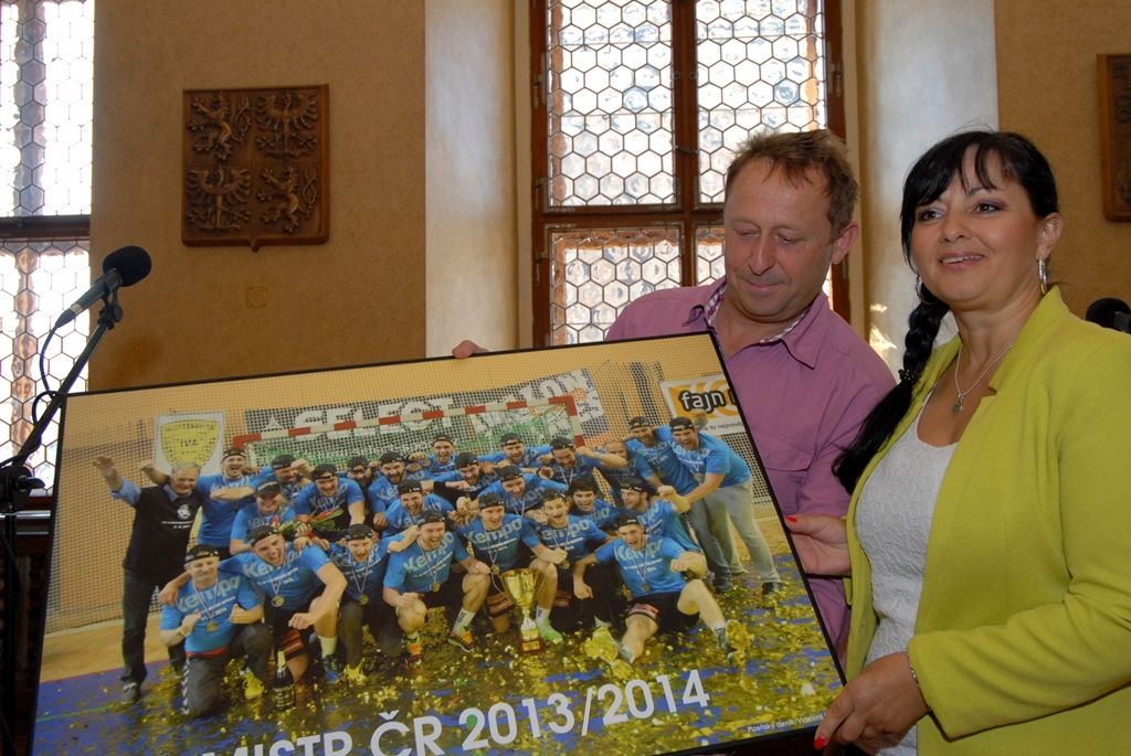 Vyobrazení městské pečeti jako poděkování města za úspěšnou reprezentaci z rukou náměstka primátora Martina Zrzaveckého a radní pro sport Ireny Rottové převzali trenér Martin Šetlík, místopředseda klubu Martin Šafránek a kapitán Radek Motlík. (foto: 19.5.2014)