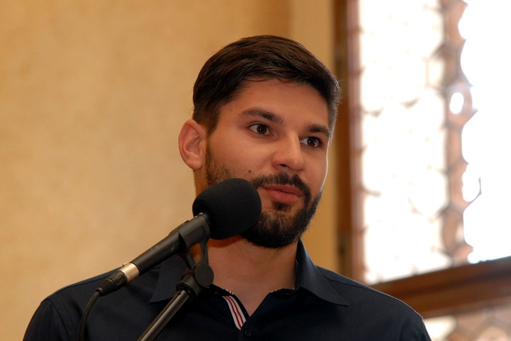 Vyobrazení městské pečeti jako poděkování města za úspěšnou reprezentaci z rukou náměstka primátora Martina Zrzaveckého a radní pro sport Ireny Rottové převzali trenér Martin Šetlík, místopředseda klubu Martin Šafránek a kapitán Radek Motlík. (foto: 19.5.2014)