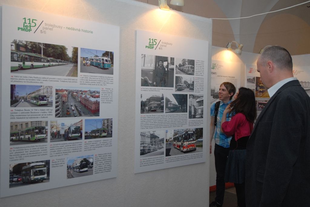 V mázhauzu plzeňské radnice byla slavnostně zahájena výstava k 115 letům městské veřejné dopravy v Plzni a první plzeňské vozovny, kde tramvaje po půlstoletí vystřídaly trolejbusy. Výstava formou obrazově-textových panelů připomíná nejvýznamnější okamžiky za celých 115 let městské veřejné dopravy. Otevření výstavy doplnilo představení nové publikace „85 let autobusové dopravy v Plzni“, neboť přesně 21. března uplynulo 85 let, co v ulicích Plzně začaly být autobusy pod správou města provozovány. (foto: 19.5.2014)