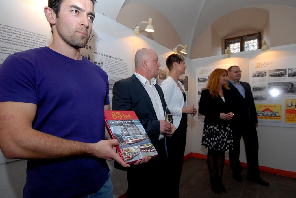 V mázhauzu plzeňské radnice byla slavnostně zahájena výstava k 115 letům městské veřejné dopravy v Plzni a první plzeňské vozovny, kde tramvaje po půlstoletí vystřídaly trolejbusy. Výstava formou obrazově-textových panelů připomíná nejvýznamnější okamžiky za celých 115 let městské veřejné dopravy. Otevření výstavy doplnilo představení nové publikace „85 let autobusové dopravy v Plzni“, neboť přesně 21. března uplynulo 85 let, co v ulicích Plzně začaly být autobusy pod správou města provozovány. (foto: 19.5.2014)