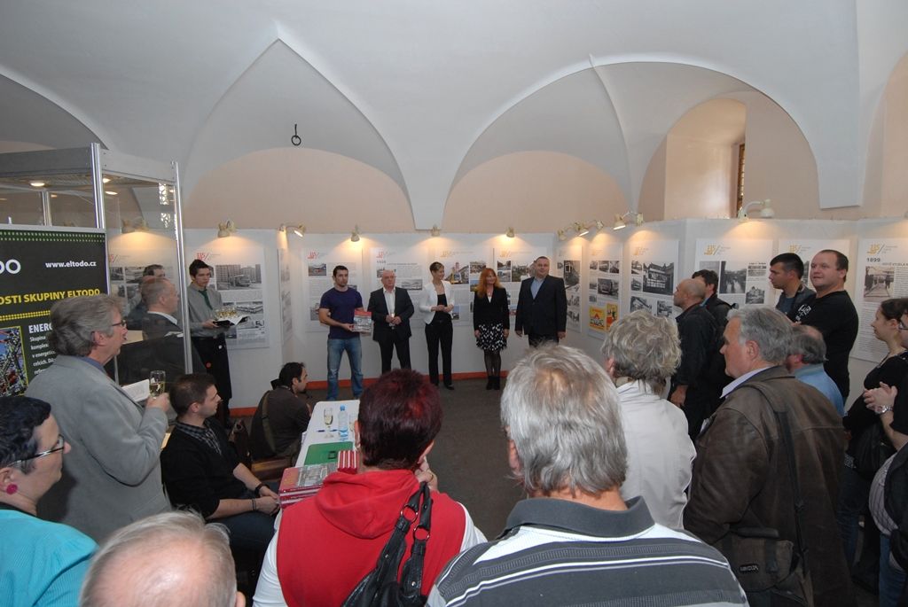 V mázhauzu plzeňské radnice byla slavnostně zahájena výstava k 115 letům městské veřejné dopravy v Plzni a první plzeňské vozovny, kde tramvaje po půlstoletí vystřídaly trolejbusy. Výstava formou obrazově-textových panelů připomíná nejvýznamnější okamžiky za celých 115 let městské veřejné dopravy. Otevření výstavy doplnilo představení nové publikace „85 let autobusové dopravy v Plzni“, neboť přesně 21. března uplynulo 85 let, co v ulicích Plzně začaly být autobusy pod správou města provozovány. (foto: 19.5.2014)