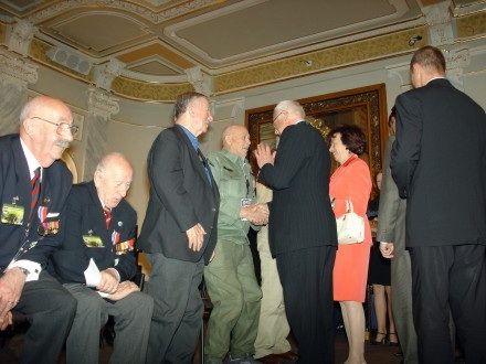 Měšťanská beseda: Předání pamětních medailí a grafických listů města veteránům. Předání se zúčastnilo opět několik významných hostů a doprovodů veteránů.