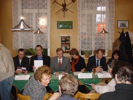 Tisková konference 17.2. 2005 v interiéru hospůdky.