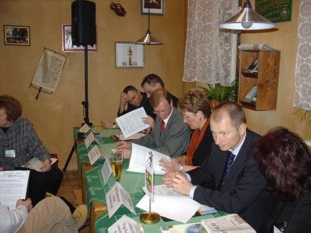 Tisková konference 17.2. 2005 v interiéru hospůdky.