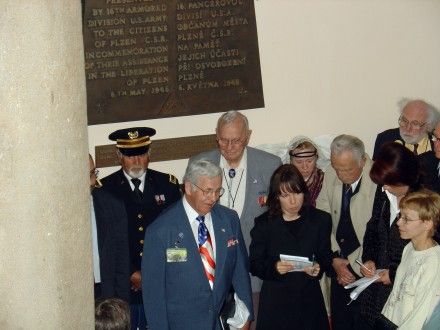 Vzpomínkový akt k uctění amerických vojáků 16. obrněné divize a belgických vojáků 17. Královského střeleckého pluku na plzeňské radnici