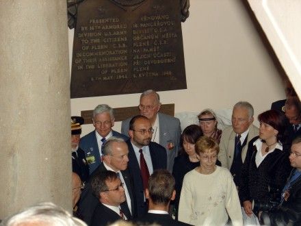 Vzpomínkový akt k uctění amerických vojáků 16. obrněné divize a belgických vojáků 17. Královského střeleckého pluku na plzeňské radnici