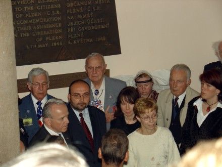 Vzpomínkový akt k uctění amerických vojáků 16. obrněné divize a belgických vojáků 17. Královského střeleckého pluku na plzeňské radnici