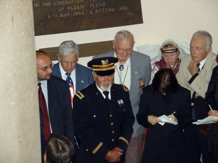 Vzpomínkový akt k uctění amerických vojáků 16. obrněné divize a belgických vojáků 17. Královského střeleckého pluku na plzeňské radnici