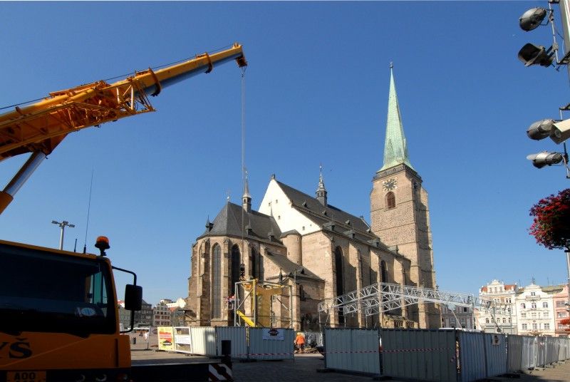 Konkrétní podobu získávají kašny architekta Ondřeje Císlera na náměstí Republiky v Plzni (foto 22., 23.6. a 14.7.2010).