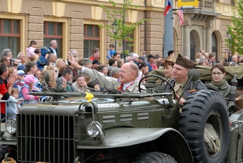 Kolona historické i současné bojové techniky byla k vidění na Klatovské třídě (foto 2.5.2010).
Špalíry diváků lemující Klatovskou třídu v neděli 2. května 2010 dopoledne nadšeně zdravily projíždějící historickou a moderní vojenskou techniku při Convoy of Liberty. Stejně jako v minulých letech jeli v čele kolony američtí váleční veteráni, kteří se zdravili s přihlížejícími diváky. Kolony se v roce 2010 zúčastnil mimořádně velký počet a nejvíc druhů techniky.
Přijeli mimo jiné účastníci z Francie, kteří v koloně ve spolupráci s Military Car Clubem Plzeň představili dva historické americké tanky Sherman. Třetí Sherman M4A4 z roku 1942 dorazil zásluhou Jima Clarka z Velké Británie a Klubu 4. obrněné divize z Pelhřimova. Průjezd Convoy of Liberty pozdravily dvojitým nízkým průletem stíhačky JAS- 39 Gripen Armády ČR, moderní vrtulník a také historický letoun Piper. Po historické technice se na Klatovské třídě objevila také moderní technika US Army – obrněné transportéry Stryker, kolová vozidla Hummer a houfnice.
