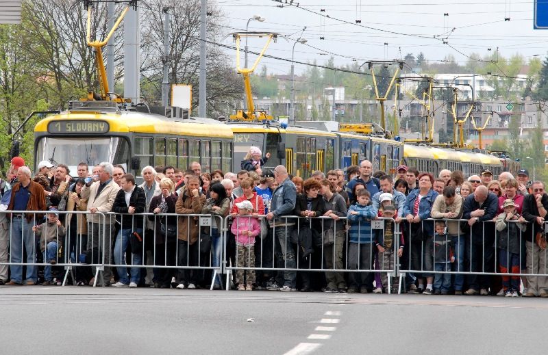 Kolona historické i současné bojové techniky byla k vidění na Klatovské třídě (foto 2.5.2010).
Špalíry diváků lemující Klatovskou třídu v neděli 2. května 2010 dopoledne nadšeně zdravily projíždějící historickou a moderní vojenskou techniku při Convoy of Liberty. Stejně jako v minulých letech jeli v čele kolony američtí váleční veteráni, kteří se zdravili s přihlížejícími diváky. Kolony se v roce 2010 zúčastnil mimořádně velký počet a nejvíc druhů techniky.
Přijeli mimo jiné účastníci z Francie, kteří v koloně ve spolupráci s Military Car Clubem Plzeň představili dva historické americké tanky Sherman. Třetí Sherman M4A4 z roku 1942 dorazil zásluhou Jima Clarka z Velké Británie a Klubu 4. obrněné divize z Pelhřimova. Průjezd Convoy of Liberty pozdravily dvojitým nízkým průletem stíhačky JAS- 39 Gripen Armády ČR, moderní vrtulník a také historický letoun Piper. Po historické technice se na Klatovské třídě objevila také moderní technika US Army – obrněné transportéry Stryker, kolová vozidla Hummer a houfnice.