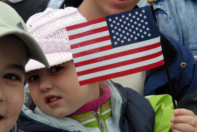 Kolona historické i současné bojové techniky byla k vidění na Klatovské třídě (foto 2.5.2010).
Špalíry diváků lemující Klatovskou třídu v neděli 2. května 2010 dopoledne nadšeně zdravily projíždějící historickou a moderní vojenskou techniku při Convoy of Liberty. Stejně jako v minulých letech jeli v čele kolony američtí váleční veteráni, kteří se zdravili s přihlížejícími diváky. Kolony se v roce 2010 zúčastnil mimořádně velký počet a nejvíc druhů techniky.
Přijeli mimo jiné účastníci z Francie, kteří v koloně ve spolupráci s Military Car Clubem Plzeň představili dva historické americké tanky Sherman. Třetí Sherman M4A4 z roku 1942 dorazil zásluhou Jima Clarka z Velké Británie a Klubu 4. obrněné divize z Pelhřimova. Průjezd Convoy of Liberty pozdravily dvojitým nízkým průletem stíhačky JAS- 39 Gripen Armády ČR, moderní vrtulník a také historický letoun Piper. Po historické technice se na Klatovské třídě objevila také moderní technika US Army – obrněné transportéry Stryker, kolová vozidla Hummer a houfnice.