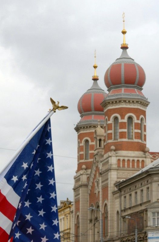 Kolona historické i současné bojové techniky byla k vidění na Klatovské třídě (foto 2.5.2010).
Špalíry diváků lemující Klatovskou třídu v neděli 2. května 2010 dopoledne nadšeně zdravily projíždějící historickou a moderní vojenskou techniku při Convoy of Liberty. Stejně jako v minulých letech jeli v čele kolony američtí váleční veteráni, kteří se zdravili s přihlížejícími diváky. Kolony se v roce 2010 zúčastnil mimořádně velký počet a nejvíc druhů techniky.
Přijeli mimo jiné účastníci z Francie, kteří v koloně ve spolupráci s Military Car Clubem Plzeň představili dva historické americké tanky Sherman. Třetí Sherman M4A4 z roku 1942 dorazil zásluhou Jima Clarka z Velké Británie a Klubu 4. obrněné divize z Pelhřimova. Průjezd Convoy of Liberty pozdravily dvojitým nízkým průletem stíhačky JAS- 39 Gripen Armády ČR, moderní vrtulník a také historický letoun Piper. Po historické technice se na Klatovské třídě objevila také moderní technika US Army – obrněné transportéry Stryker, kolová vozidla Hummer a houfnice.