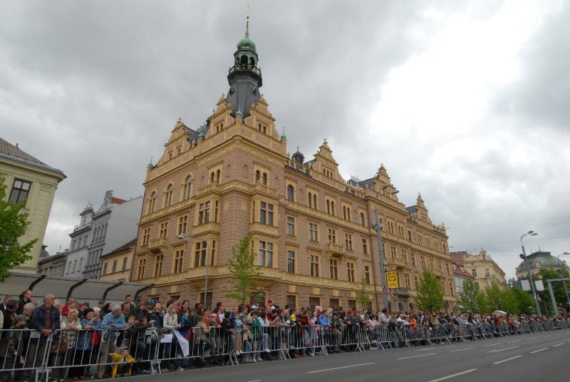 Kolona historické i současné bojové techniky byla k vidění na Klatovské třídě (foto 2.5.2010).
Špalíry diváků lemující Klatovskou třídu v neděli 2. května 2010 dopoledne nadšeně zdravily projíždějící historickou a moderní vojenskou techniku při Convoy of Liberty. Stejně jako v minulých letech jeli v čele kolony američtí váleční veteráni, kteří se zdravili s přihlížejícími diváky. Kolony se v roce 2010 zúčastnil mimořádně velký počet a nejvíc druhů techniky.
Přijeli mimo jiné účastníci z Francie, kteří v koloně ve spolupráci s Military Car Clubem Plzeň představili dva historické americké tanky Sherman. Třetí Sherman M4A4 z roku 1942 dorazil zásluhou Jima Clarka z Velké Británie a Klubu 4. obrněné divize z Pelhřimova. Průjezd Convoy of Liberty pozdravily dvojitým nízkým průletem stíhačky JAS- 39 Gripen Armády ČR, moderní vrtulník a také historický letoun Piper. Po historické technice se na Klatovské třídě objevila také moderní technika US Army – obrněné transportéry Stryker, kolová vozidla Hummer a houfnice.
