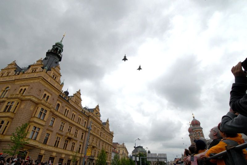 Kolona historické i současné bojové techniky byla k vidění na Klatovské třídě (foto 2.5.2010).
Špalíry diváků lemující Klatovskou třídu v neděli 2. května 2010 dopoledne nadšeně zdravily projíždějící historickou a moderní vojenskou techniku při Convoy of Liberty. Stejně jako v minulých letech jeli v čele kolony američtí váleční veteráni, kteří se zdravili s přihlížejícími diváky. Kolony se v roce 2010 zúčastnil mimořádně velký počet a nejvíc druhů techniky.
Přijeli mimo jiné účastníci z Francie, kteří v koloně ve spolupráci s Military Car Clubem Plzeň představili dva historické americké tanky Sherman. Třetí Sherman M4A4 z roku 1942 dorazil zásluhou Jima Clarka z Velké Británie a Klubu 4. obrněné divize z Pelhřimova. Průjezd Convoy of Liberty pozdravily dvojitým nízkým průletem stíhačky JAS- 39 Gripen Armády ČR, moderní vrtulník a také historický letoun Piper. Po historické technice se na Klatovské třídě objevila také moderní technika US Army – obrněné transportéry Stryker, kolová vozidla Hummer a houfnice.