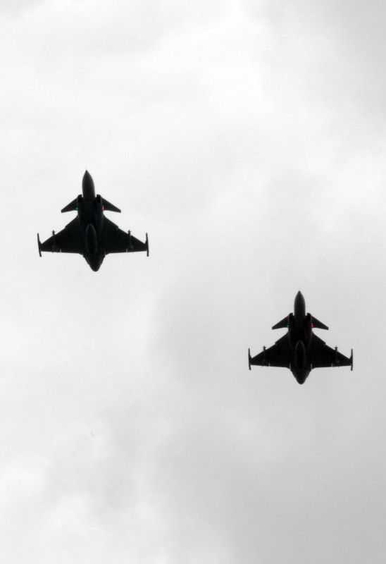 Kolona historické i současné bojové techniky byla k vidění na Klatovské třídě (foto 2.5.2010).
Špalíry diváků lemující Klatovskou třídu v neděli 2. května 2010 dopoledne nadšeně zdravily projíždějící historickou a moderní vojenskou techniku při Convoy of Liberty. Stejně jako v minulých letech jeli v čele kolony američtí váleční veteráni, kteří se zdravili s přihlížejícími diváky. Kolony se v roce 2010 zúčastnil mimořádně velký počet a nejvíc druhů techniky.
Přijeli mimo jiné účastníci z Francie, kteří v koloně ve spolupráci s Military Car Clubem Plzeň představili dva historické americké tanky Sherman. Třetí Sherman M4A4 z roku 1942 dorazil zásluhou Jima Clarka z Velké Británie a Klubu 4. obrněné divize z Pelhřimova. Průjezd Convoy of Liberty pozdravily dvojitým nízkým průletem stíhačky JAS- 39 Gripen Armády ČR, moderní vrtulník a také historický letoun Piper. Po historické technice se na Klatovské třídě objevila také moderní technika US Army – obrněné transportéry Stryker, kolová vozidla Hummer a houfnice.