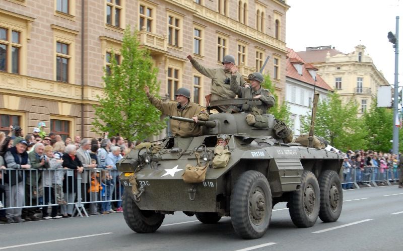Kolona historické i současné bojové techniky byla k vidění na Klatovské třídě (foto 2.5.2010).
Špalíry diváků lemující Klatovskou třídu v neděli 2. května 2010 dopoledne nadšeně zdravily projíždějící historickou a moderní vojenskou techniku při Convoy of Liberty. Stejně jako v minulých letech jeli v čele kolony američtí váleční veteráni, kteří se zdravili s přihlížejícími diváky. Kolony se v roce 2010 zúčastnil mimořádně velký počet a nejvíc druhů techniky.
Přijeli mimo jiné účastníci z Francie, kteří v koloně ve spolupráci s Military Car Clubem Plzeň představili dva historické americké tanky Sherman. Třetí Sherman M4A4 z roku 1942 dorazil zásluhou Jima Clarka z Velké Británie a Klubu 4. obrněné divize z Pelhřimova. Průjezd Convoy of Liberty pozdravily dvojitým nízkým průletem stíhačky JAS- 39 Gripen Armády ČR, moderní vrtulník a také historický letoun Piper. Po historické technice se na Klatovské třídě objevila také moderní technika US Army – obrněné transportéry Stryker, kolová vozidla Hummer a houfnice.