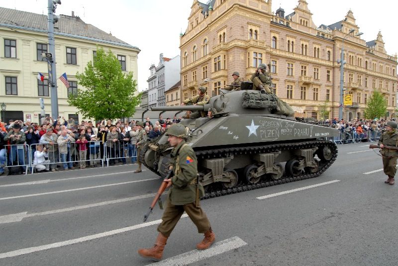 Kolona historické i současné bojové techniky byla k vidění na Klatovské třídě (foto 2.5.2010).
Špalíry diváků lemující Klatovskou třídu v neděli 2. května 2010 dopoledne nadšeně zdravily projíždějící historickou a moderní vojenskou techniku při Convoy of Liberty. Stejně jako v minulých letech jeli v čele kolony američtí váleční veteráni, kteří se zdravili s přihlížejícími diváky. Kolony se v roce 2010 zúčastnil mimořádně velký počet a nejvíc druhů techniky.
Přijeli mimo jiné účastníci z Francie, kteří v koloně ve spolupráci s Military Car Clubem Plzeň představili dva historické americké tanky Sherman. Třetí Sherman M4A4 z roku 1942 dorazil zásluhou Jima Clarka z Velké Británie a Klubu 4. obrněné divize z Pelhřimova. Průjezd Convoy of Liberty pozdravily dvojitým nízkým průletem stíhačky JAS- 39 Gripen Armády ČR, moderní vrtulník a také historický letoun Piper. Po historické technice se na Klatovské třídě objevila také moderní technika US Army – obrněné transportéry Stryker, kolová vozidla Hummer a houfnice.