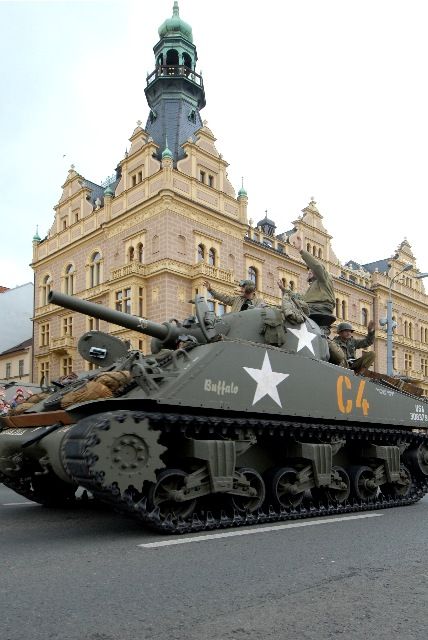 Kolona historické i současné bojové techniky byla k vidění na Klatovské třídě (foto 2.5.2010).
Špalíry diváků lemující Klatovskou třídu v neděli 2. května 2010 dopoledne nadšeně zdravily projíždějící historickou a moderní vojenskou techniku při Convoy of Liberty. Stejně jako v minulých letech jeli v čele kolony američtí váleční veteráni, kteří se zdravili s přihlížejícími diváky. Kolony se v roce 2010 zúčastnil mimořádně velký počet a nejvíc druhů techniky.
Přijeli mimo jiné účastníci z Francie, kteří v koloně ve spolupráci s Military Car Clubem Plzeň představili dva historické americké tanky Sherman. Třetí Sherman M4A4 z roku 1942 dorazil zásluhou Jima Clarka z Velké Británie a Klubu 4. obrněné divize z Pelhřimova. Průjezd Convoy of Liberty pozdravily dvojitým nízkým průletem stíhačky JAS- 39 Gripen Armády ČR, moderní vrtulník a také historický letoun Piper. Po historické technice se na Klatovské třídě objevila také moderní technika US Army – obrněné transportéry Stryker, kolová vozidla Hummer a houfnice.