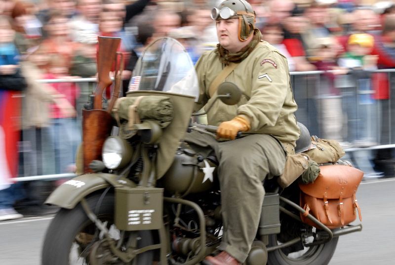 Kolona historické i současné bojové techniky byla k vidění na Klatovské třídě (foto 2.5.2010).
Špalíry diváků lemující Klatovskou třídu v neděli 2. května 2010 dopoledne nadšeně zdravily projíždějící historickou a moderní vojenskou techniku při Convoy of Liberty. Stejně jako v minulých letech jeli v čele kolony američtí váleční veteráni, kteří se zdravili s přihlížejícími diváky. Kolony se v roce 2010 zúčastnil mimořádně velký počet a nejvíc druhů techniky.
Přijeli mimo jiné účastníci z Francie, kteří v koloně ve spolupráci s Military Car Clubem Plzeň představili dva historické americké tanky Sherman. Třetí Sherman M4A4 z roku 1942 dorazil zásluhou Jima Clarka z Velké Británie a Klubu 4. obrněné divize z Pelhřimova. Průjezd Convoy of Liberty pozdravily dvojitým nízkým průletem stíhačky JAS- 39 Gripen Armády ČR, moderní vrtulník a také historický letoun Piper. Po historické technice se na Klatovské třídě objevila také moderní technika US Army – obrněné transportéry Stryker, kolová vozidla Hummer a houfnice.