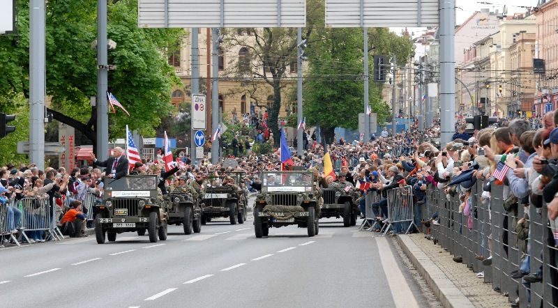 Kolona historické i současné bojové techniky byla k vidění na Klatovské třídě (foto 2.5.2010).
Špalíry diváků lemující Klatovskou třídu v neděli 2. května 2010 dopoledne nadšeně zdravily projíždějící historickou a moderní vojenskou techniku při Convoy of Liberty. Stejně jako v minulých letech jeli v čele kolony američtí váleční veteráni, kteří se zdravili s přihlížejícími diváky. Kolony se v roce 2010 zúčastnil mimořádně velký počet a nejvíc druhů techniky.
Přijeli mimo jiné účastníci z Francie, kteří v koloně ve spolupráci s Military Car Clubem Plzeň představili dva historické americké tanky Sherman. Třetí Sherman M4A4 z roku 1942 dorazil zásluhou Jima Clarka z Velké Británie a Klubu 4. obrněné divize z Pelhřimova. Průjezd Convoy of Liberty pozdravily dvojitým nízkým průletem stíhačky JAS- 39 Gripen Armády ČR, moderní vrtulník a také historický letoun Piper. Po historické technice se na Klatovské třídě objevila také moderní technika US Army – obrněné transportéry Stryker, kolová vozidla Hummer a houfnice.