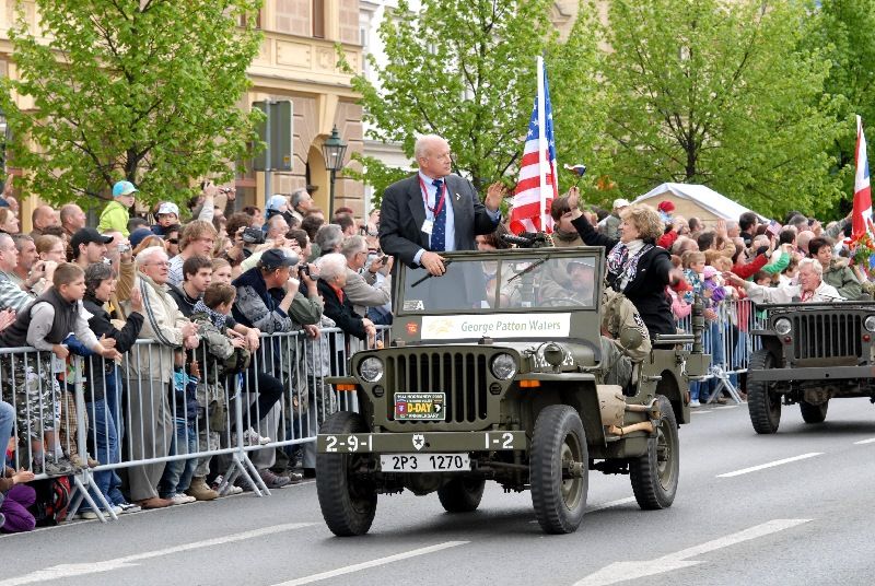 Kolona historické i současné bojové techniky byla k vidění na Klatovské třídě (foto 2.5.2010).
Špalíry diváků lemující Klatovskou třídu v neděli 2. května 2010 dopoledne nadšeně zdravily projíždějící historickou a moderní vojenskou techniku při Convoy of Liberty. Stejně jako v minulých letech jeli v čele kolony američtí váleční veteráni, kteří se zdravili s přihlížejícími diváky. Kolony se v roce 2010 zúčastnil mimořádně velký počet a nejvíc druhů techniky.
Přijeli mimo jiné účastníci z Francie, kteří v koloně ve spolupráci s Military Car Clubem Plzeň představili dva historické americké tanky Sherman. Třetí Sherman M4A4 z roku 1942 dorazil zásluhou Jima Clarka z Velké Británie a Klubu 4. obrněné divize z Pelhřimova. Průjezd Convoy of Liberty pozdravily dvojitým nízkým průletem stíhačky JAS- 39 Gripen Armády ČR, moderní vrtulník a také historický letoun Piper. Po historické technice se na Klatovské třídě objevila také moderní technika US Army – obrněné transportéry Stryker, kolová vozidla Hummer a houfnice.