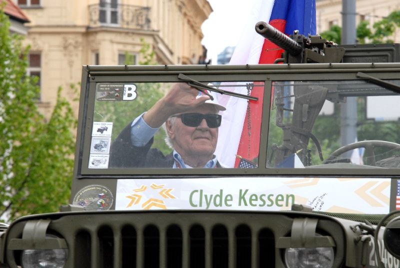 Kolona historické i současné bojové techniky byla k vidění na Klatovské třídě (foto 2.5.2010).
Špalíry diváků lemující Klatovskou třídu v neděli 2. května 2010 dopoledne nadšeně zdravily projíždějící historickou a moderní vojenskou techniku při Convoy of Liberty. Stejně jako v minulých letech jeli v čele kolony američtí váleční veteráni, kteří se zdravili s přihlížejícími diváky. Kolony se v roce 2010 zúčastnil mimořádně velký počet a nejvíc druhů techniky.
Přijeli mimo jiné účastníci z Francie, kteří v koloně ve spolupráci s Military Car Clubem Plzeň představili dva historické americké tanky Sherman. Třetí Sherman M4A4 z roku 1942 dorazil zásluhou Jima Clarka z Velké Británie a Klubu 4. obrněné divize z Pelhřimova. Průjezd Convoy of Liberty pozdravily dvojitým nízkým průletem stíhačky JAS- 39 Gripen Armády ČR, moderní vrtulník a také historický letoun Piper. Po historické technice se na Klatovské třídě objevila také moderní technika US Army – obrněné transportéry Stryker, kolová vozidla Hummer a houfnice.