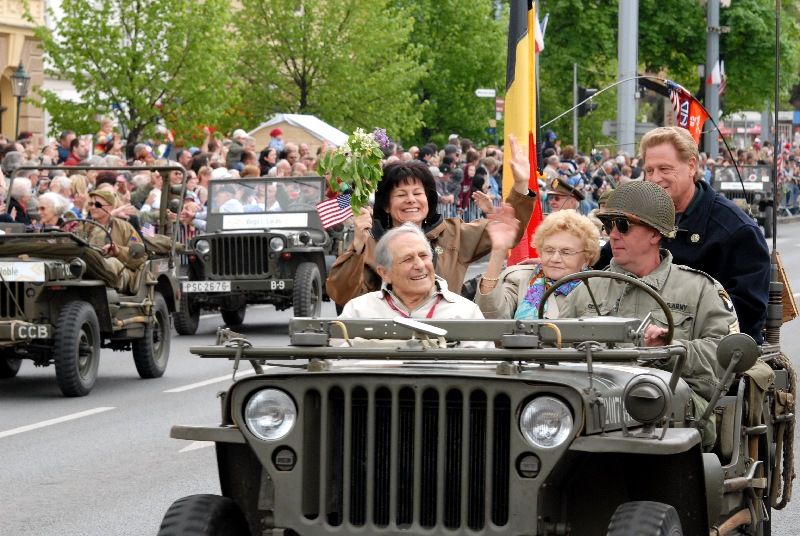 Kolona historické i současné bojové techniky byla k vidění na Klatovské třídě (foto 2.5.2010).
Špalíry diváků lemující Klatovskou třídu v neděli 2. května 2010 dopoledne nadšeně zdravily projíždějící historickou a moderní vojenskou techniku při Convoy of Liberty. Stejně jako v minulých letech jeli v čele kolony američtí váleční veteráni, kteří se zdravili s přihlížejícími diváky. Kolony se v roce 2010 zúčastnil mimořádně velký počet a nejvíc druhů techniky.
Přijeli mimo jiné účastníci z Francie, kteří v koloně ve spolupráci s Military Car Clubem Plzeň představili dva historické americké tanky Sherman. Třetí Sherman M4A4 z roku 1942 dorazil zásluhou Jima Clarka z Velké Británie a Klubu 4. obrněné divize z Pelhřimova. Průjezd Convoy of Liberty pozdravily dvojitým nízkým průletem stíhačky JAS- 39 Gripen Armády ČR, moderní vrtulník a také historický letoun Piper. Po historické technice se na Klatovské třídě objevila také moderní technika US Army – obrněné transportéry Stryker, kolová vozidla Hummer a houfnice.