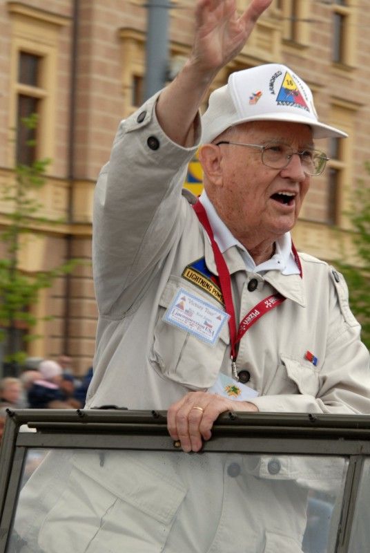 Kolona historické i současné bojové techniky byla k vidění na Klatovské třídě (foto 2.5.2010).
Špalíry diváků lemující Klatovskou třídu v neděli 2. května 2010 dopoledne nadšeně zdravily projíždějící historickou a moderní vojenskou techniku při Convoy of Liberty. Stejně jako v minulých letech jeli v čele kolony američtí váleční veteráni, kteří se zdravili s přihlížejícími diváky. Kolony se v roce 2010 zúčastnil mimořádně velký počet a nejvíc druhů techniky.
Přijeli mimo jiné účastníci z Francie, kteří v koloně ve spolupráci s Military Car Clubem Plzeň představili dva historické americké tanky Sherman. Třetí Sherman M4A4 z roku 1942 dorazil zásluhou Jima Clarka z Velké Británie a Klubu 4. obrněné divize z Pelhřimova. Průjezd Convoy of Liberty pozdravily dvojitým nízkým průletem stíhačky JAS- 39 Gripen Armády ČR, moderní vrtulník a také historický letoun Piper. Po historické technice se na Klatovské třídě objevila také moderní technika US Army – obrněné transportéry Stryker, kolová vozidla Hummer a houfnice.