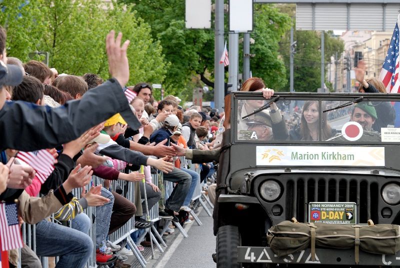 Kolona historické i současné bojové techniky byla k vidění na Klatovské třídě (foto 2.5.2010).
Špalíry diváků lemující Klatovskou třídu v neděli 2. května 2010 dopoledne nadšeně zdravily projíždějící historickou a moderní vojenskou techniku při Convoy of Liberty. Stejně jako v minulých letech jeli v čele kolony američtí váleční veteráni, kteří se zdravili s přihlížejícími diváky. Kolony se v roce 2010 zúčastnil mimořádně velký počet a nejvíc druhů techniky.
Přijeli mimo jiné účastníci z Francie, kteří v koloně ve spolupráci s Military Car Clubem Plzeň představili dva historické americké tanky Sherman. Třetí Sherman M4A4 z roku 1942 dorazil zásluhou Jima Clarka z Velké Británie a Klubu 4. obrněné divize z Pelhřimova. Průjezd Convoy of Liberty pozdravily dvojitým nízkým průletem stíhačky JAS- 39 Gripen Armády ČR, moderní vrtulník a také historický letoun Piper. Po historické technice se na Klatovské třídě objevila také moderní technika US Army – obrněné transportéry Stryker, kolová vozidla Hummer a houfnice.