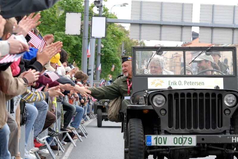 Kolona historické i současné bojové techniky byla k vidění na Klatovské třídě (foto 2.5.2010).
Špalíry diváků lemující Klatovskou třídu v neděli 2. května 2010 dopoledne nadšeně zdravily projíždějící historickou a moderní vojenskou techniku při Convoy of Liberty. Stejně jako v minulých letech jeli v čele kolony američtí váleční veteráni, kteří se zdravili s přihlížejícími diváky. Kolony se v roce 2010 zúčastnil mimořádně velký počet a nejvíc druhů techniky.
Přijeli mimo jiné účastníci z Francie, kteří v koloně ve spolupráci s Military Car Clubem Plzeň představili dva historické americké tanky Sherman. Třetí Sherman M4A4 z roku 1942 dorazil zásluhou Jima Clarka z Velké Británie a Klubu 4. obrněné divize z Pelhřimova. Průjezd Convoy of Liberty pozdravily dvojitým nízkým průletem stíhačky JAS- 39 Gripen Armády ČR, moderní vrtulník a také historický letoun Piper. Po historické technice se na Klatovské třídě objevila také moderní technika US Army – obrněné transportéry Stryker, kolová vozidla Hummer a houfnice.