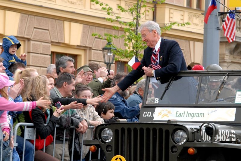 Kolona historické i současné bojové techniky byla k vidění na Klatovské třídě (foto 2.5.2010).
Špalíry diváků lemující Klatovskou třídu v neděli 2. května 2010 dopoledne nadšeně zdravily projíždějící historickou a moderní vojenskou techniku při Convoy of Liberty. Stejně jako v minulých letech jeli v čele kolony američtí váleční veteráni, kteří se zdravili s přihlížejícími diváky. Kolony se v roce 2010 zúčastnil mimořádně velký počet a nejvíc druhů techniky.
Přijeli mimo jiné účastníci z Francie, kteří v koloně ve spolupráci s Military Car Clubem Plzeň představili dva historické americké tanky Sherman. Třetí Sherman M4A4 z roku 1942 dorazil zásluhou Jima Clarka z Velké Británie a Klubu 4. obrněné divize z Pelhřimova. Průjezd Convoy of Liberty pozdravily dvojitým nízkým průletem stíhačky JAS- 39 Gripen Armády ČR, moderní vrtulník a také historický letoun Piper. Po historické technice se na Klatovské třídě objevila také moderní technika US Army – obrněné transportéry Stryker, kolová vozidla Hummer a houfnice.