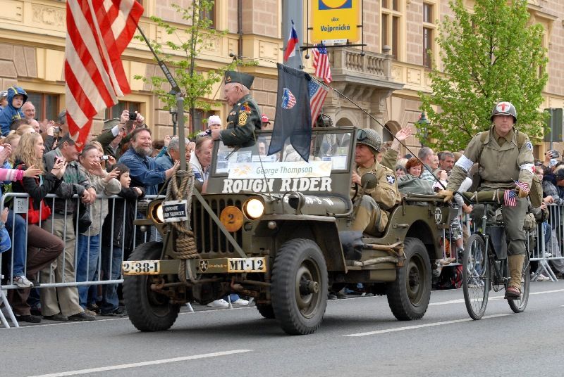 Kolona historické i současné bojové techniky byla k vidění na Klatovské třídě (foto 2.5.2010).
Špalíry diváků lemující Klatovskou třídu v neděli 2. května 2010 dopoledne nadšeně zdravily projíždějící historickou a moderní vojenskou techniku při Convoy of Liberty. Stejně jako v minulých letech jeli v čele kolony američtí váleční veteráni, kteří se zdravili s přihlížejícími diváky. Kolony se v roce 2010 zúčastnil mimořádně velký počet a nejvíc druhů techniky.
Přijeli mimo jiné účastníci z Francie, kteří v koloně ve spolupráci s Military Car Clubem Plzeň představili dva historické americké tanky Sherman. Třetí Sherman M4A4 z roku 1942 dorazil zásluhou Jima Clarka z Velké Británie a Klubu 4. obrněné divize z Pelhřimova. Průjezd Convoy of Liberty pozdravily dvojitým nízkým průletem stíhačky JAS- 39 Gripen Armády ČR, moderní vrtulník a také historický letoun Piper. Po historické technice se na Klatovské třídě objevila také moderní technika US Army – obrněné transportéry Stryker, kolová vozidla Hummer a houfnice.
