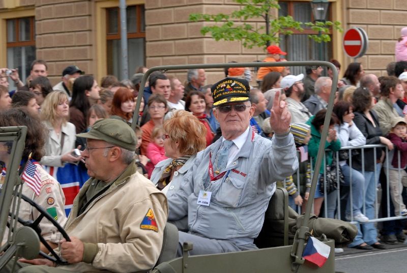 Kolona historické i současné bojové techniky byla k vidění na Klatovské třídě (foto 2.5.2010).
Špalíry diváků lemující Klatovskou třídu v neděli 2. května 2010 dopoledne nadšeně zdravily projíždějící historickou a moderní vojenskou techniku při Convoy of Liberty. Stejně jako v minulých letech jeli v čele kolony američtí váleční veteráni, kteří se zdravili s přihlížejícími diváky. Kolony se v roce 2010 zúčastnil mimořádně velký počet a nejvíc druhů techniky.
Přijeli mimo jiné účastníci z Francie, kteří v koloně ve spolupráci s Military Car Clubem Plzeň představili dva historické americké tanky Sherman. Třetí Sherman M4A4 z roku 1942 dorazil zásluhou Jima Clarka z Velké Británie a Klubu 4. obrněné divize z Pelhřimova. Průjezd Convoy of Liberty pozdravily dvojitým nízkým průletem stíhačky JAS- 39 Gripen Armády ČR, moderní vrtulník a také historický letoun Piper. Po historické technice se na Klatovské třídě objevila také moderní technika US Army – obrněné transportéry Stryker, kolová vozidla Hummer a houfnice.