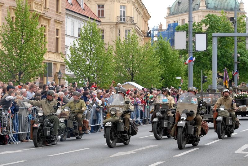 Kolona historické i současné bojové techniky byla k vidění na Klatovské třídě (foto 2.5.2010).
Špalíry diváků lemující Klatovskou třídu v neděli 2. května 2010 dopoledne nadšeně zdravily projíždějící historickou a moderní vojenskou techniku při Convoy of Liberty. Stejně jako v minulých letech jeli v čele kolony američtí váleční veteráni, kteří se zdravili s přihlížejícími diváky. Kolony se v roce 2010 zúčastnil mimořádně velký počet a nejvíc druhů techniky.
Přijeli mimo jiné účastníci z Francie, kteří v koloně ve spolupráci s Military Car Clubem Plzeň představili dva historické americké tanky Sherman. Třetí Sherman M4A4 z roku 1942 dorazil zásluhou Jima Clarka z Velké Británie a Klubu 4. obrněné divize z Pelhřimova. Průjezd Convoy of Liberty pozdravily dvojitým nízkým průletem stíhačky JAS- 39 Gripen Armády ČR, moderní vrtulník a také historický letoun Piper. Po historické technice se na Klatovské třídě objevila také moderní technika US Army – obrněné transportéry Stryker, kolová vozidla Hummer a houfnice.