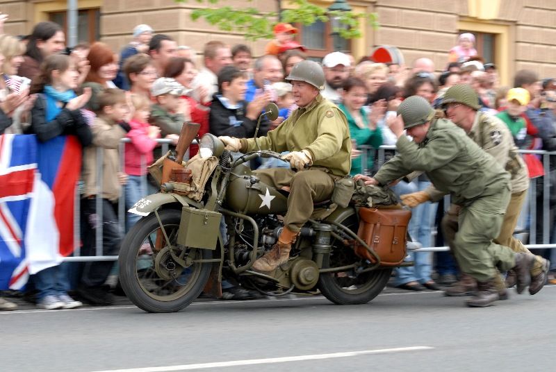 Kolona historické i současné bojové techniky byla k vidění na Klatovské třídě (foto 2.5.2010).
Špalíry diváků lemující Klatovskou třídu v neděli 2. května 2010 dopoledne nadšeně zdravily projíždějící historickou a moderní vojenskou techniku při Convoy of Liberty. Stejně jako v minulých letech jeli v čele kolony američtí váleční veteráni, kteří se zdravili s přihlížejícími diváky. Kolony se v roce 2010 zúčastnil mimořádně velký počet a nejvíc druhů techniky.
Přijeli mimo jiné účastníci z Francie, kteří v koloně ve spolupráci s Military Car Clubem Plzeň představili dva historické americké tanky Sherman. Třetí Sherman M4A4 z roku 1942 dorazil zásluhou Jima Clarka z Velké Británie a Klubu 4. obrněné divize z Pelhřimova. Průjezd Convoy of Liberty pozdravily dvojitým nízkým průletem stíhačky JAS- 39 Gripen Armády ČR, moderní vrtulník a také historický letoun Piper. Po historické technice se na Klatovské třídě objevila také moderní technika US Army – obrněné transportéry Stryker, kolová vozidla Hummer a houfnice.