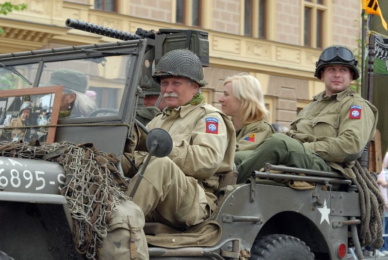 Kolona historické i současné bojové techniky byla k vidění na Klatovské třídě (foto 2.5.2010).
Špalíry diváků lemující Klatovskou třídu v neděli 2. května 2010 dopoledne nadšeně zdravily projíždějící historickou a moderní vojenskou techniku při Convoy of Liberty. Stejně jako v minulých letech jeli v čele kolony američtí váleční veteráni, kteří se zdravili s přihlížejícími diváky. Kolony se v roce 2010 zúčastnil mimořádně velký počet a nejvíc druhů techniky.
Přijeli mimo jiné účastníci z Francie, kteří v koloně ve spolupráci s Military Car Clubem Plzeň představili dva historické americké tanky Sherman. Třetí Sherman M4A4 z roku 1942 dorazil zásluhou Jima Clarka z Velké Británie a Klubu 4. obrněné divize z Pelhřimova. Průjezd Convoy of Liberty pozdravily dvojitým nízkým průletem stíhačky JAS- 39 Gripen Armády ČR, moderní vrtulník a také historický letoun Piper. Po historické technice se na Klatovské třídě objevila také moderní technika US Army – obrněné transportéry Stryker, kolová vozidla Hummer a houfnice.